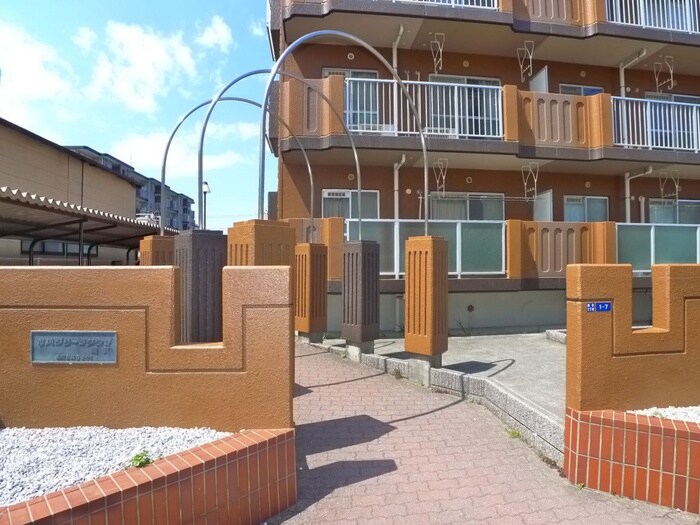 物件外観写真2　(エントランス部分)