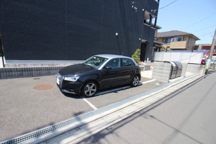 物件外観写真4　(駐車場)