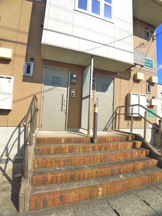 物件外観写真3　(エントランス部分)