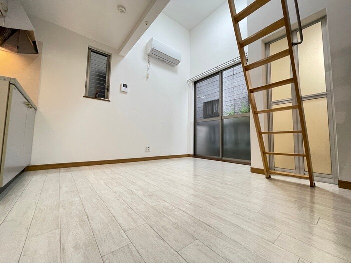 物件内観写真8　(室内からの展望)