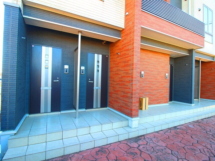 物件外観写真3　(エントランス部分)