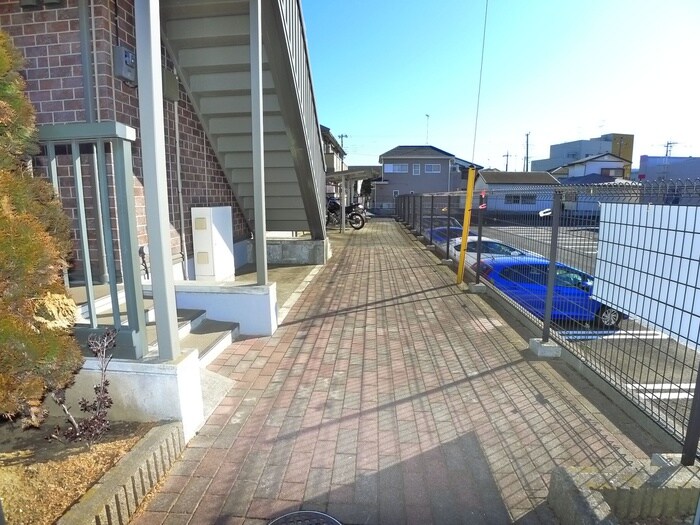 物件外観写真3　(エントランス部分)