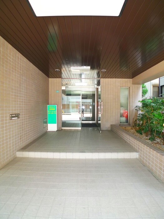 物件外観写真3　(エントランス部分)