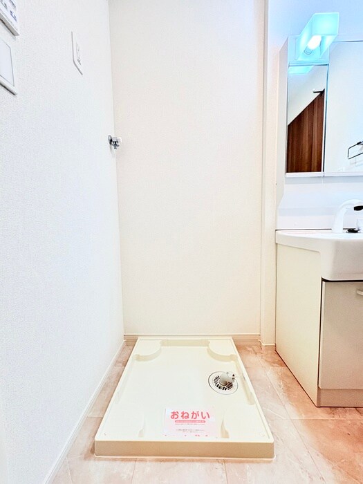 物件内観写真16　(洗濯機置場)