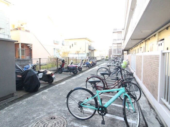 物件外観写真4　(駐輪場)