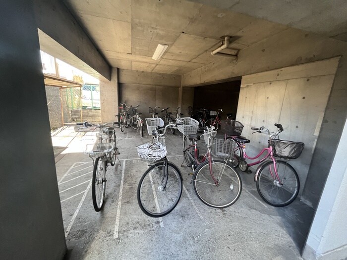 物件外観写真3　(駐輪場)