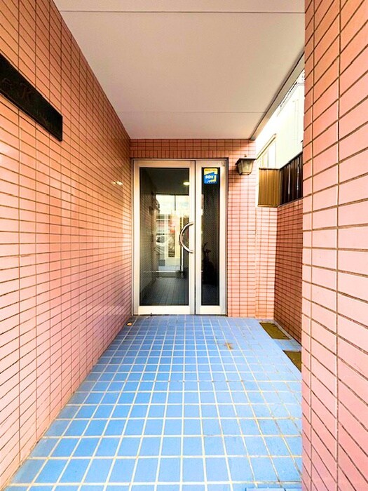 物件外観写真2　(エントランス部分)