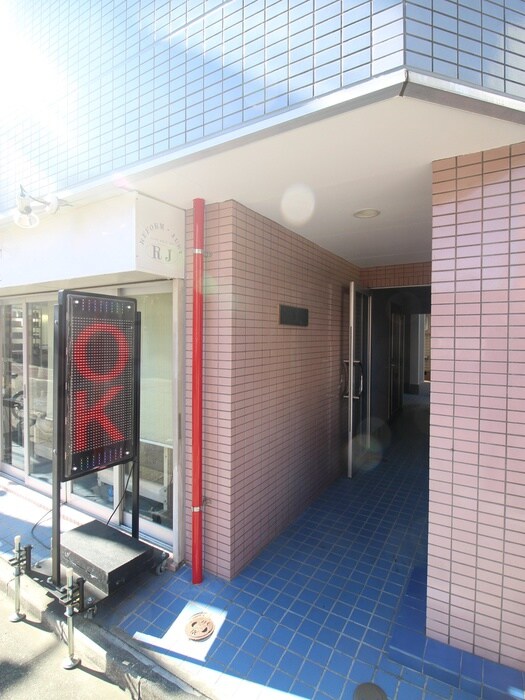 物件外観写真6　(エントランス部分)