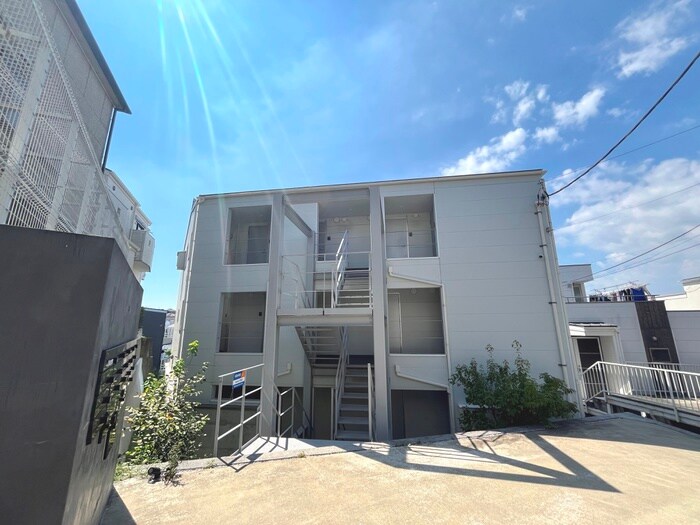 物件外観写真2　(エントランス部分)