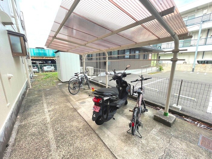物件外観写真5　(駐輪場)