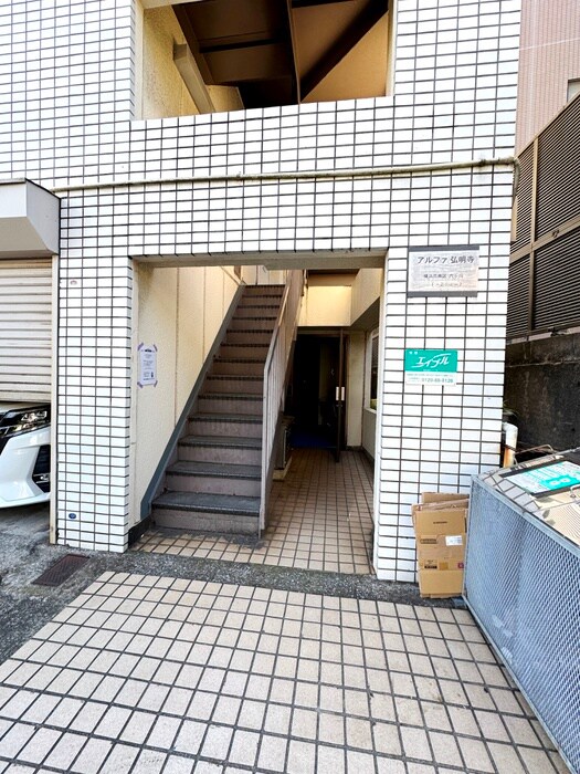 物件外観写真3　(エントランス部分)