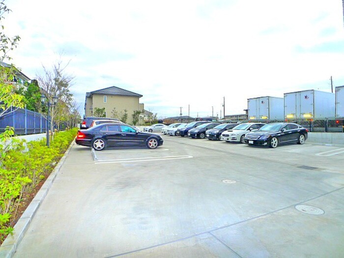 物件外観写真3　(駐車場)