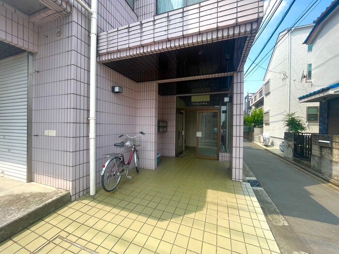 物件外観写真4　(エントランス部分)