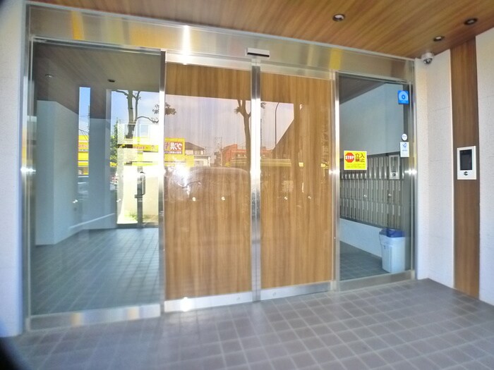 物件外観写真3　(エントランス部分)