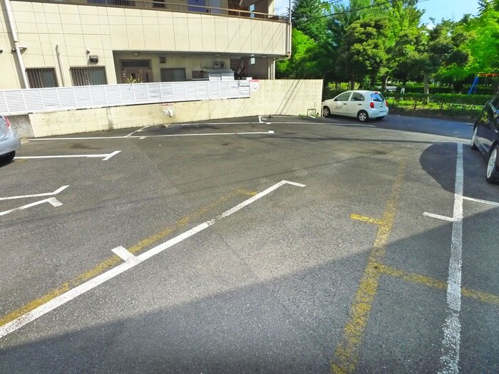 物件外観写真4　(駐車場)