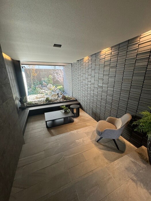 物件外観写真5　(エントランス部分)