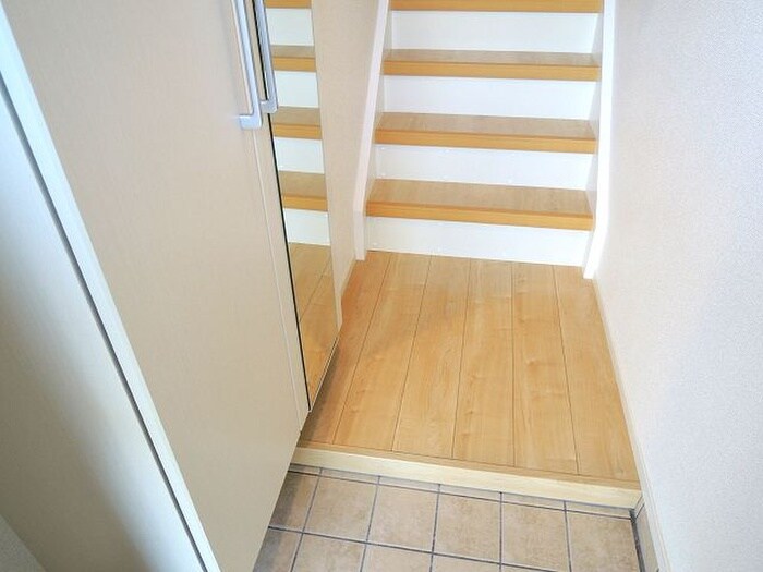 物件内観写真12　(玄関)