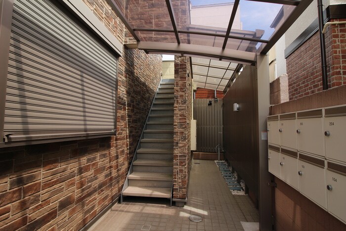 物件外観写真6　(エントランス部分)