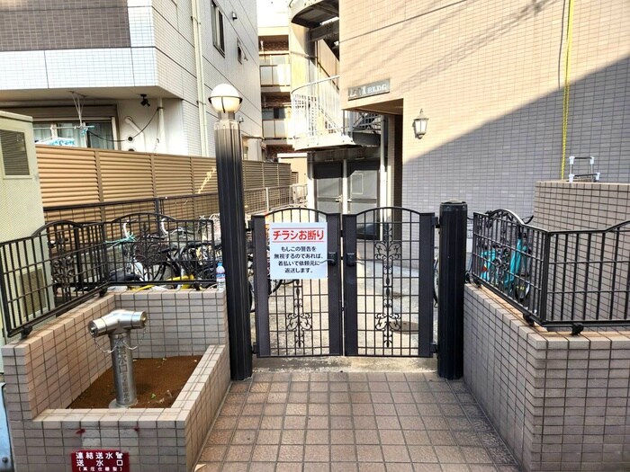 物件外観写真2　(エントランス部分)