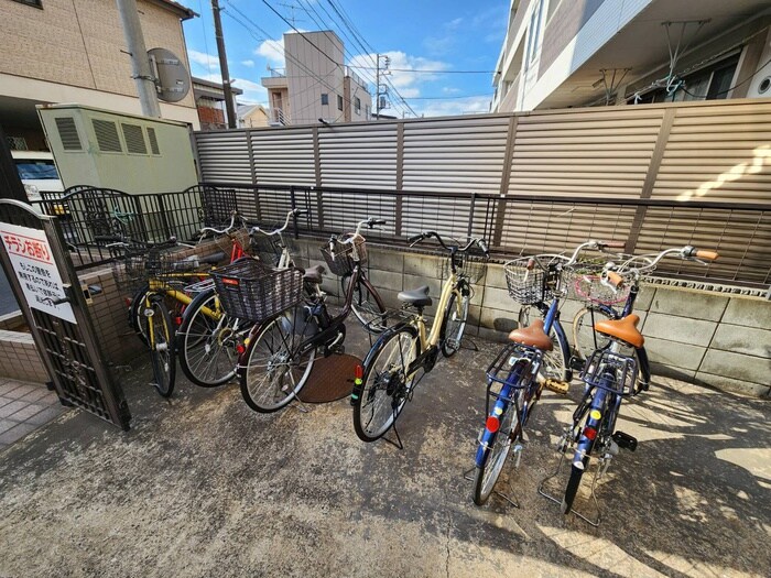 物件外観写真4　(駐輪場)