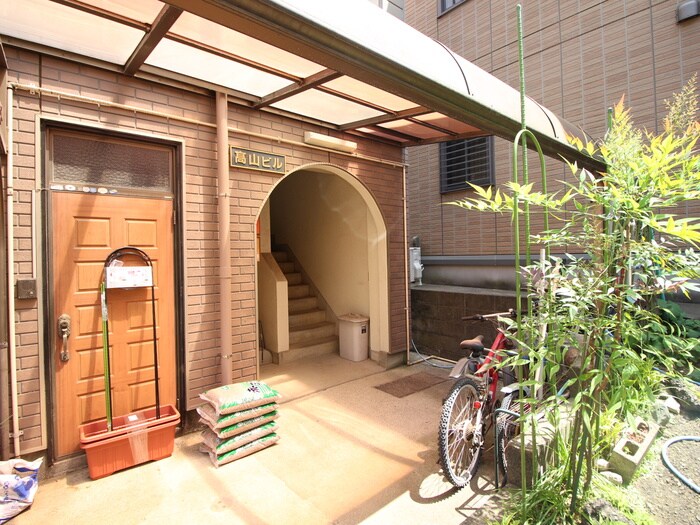 物件外観写真2　(エントランス部分)