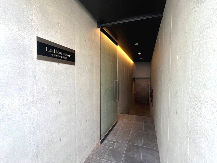 物件外観写真6　(エントランス部分)