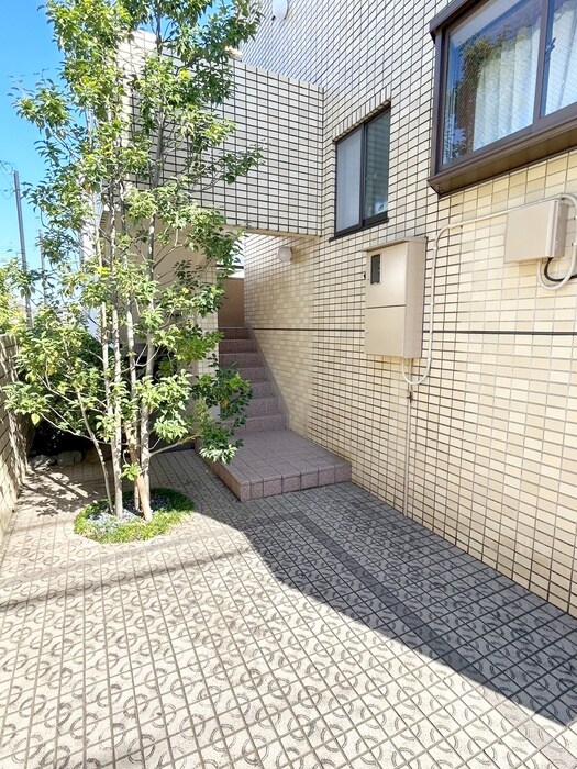 物件外観写真3　(エントランス部分)