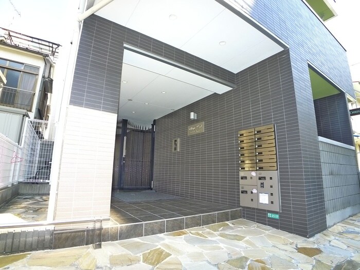 物件外観写真3　(エントランス部分)
