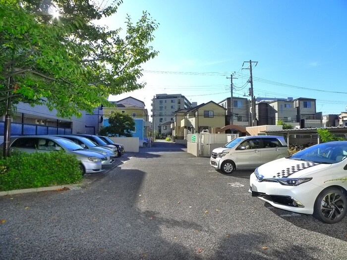 物件外観写真3　(駐車場)