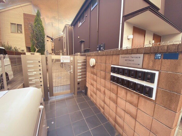 物件外観写真2　(エントランス部分)