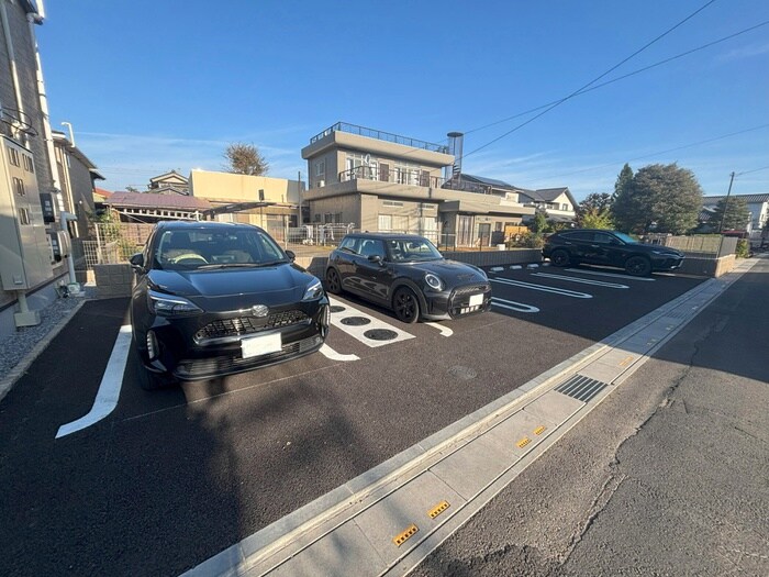 物件外観写真3　(駐車場)