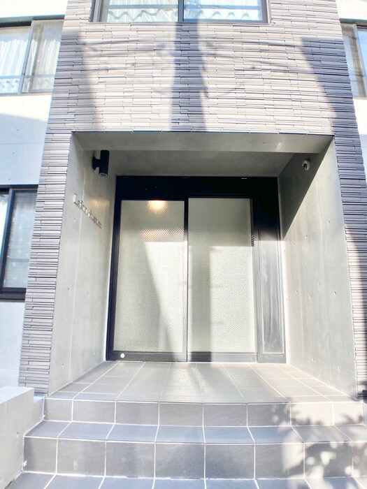 物件外観写真2　(エントランス部分)