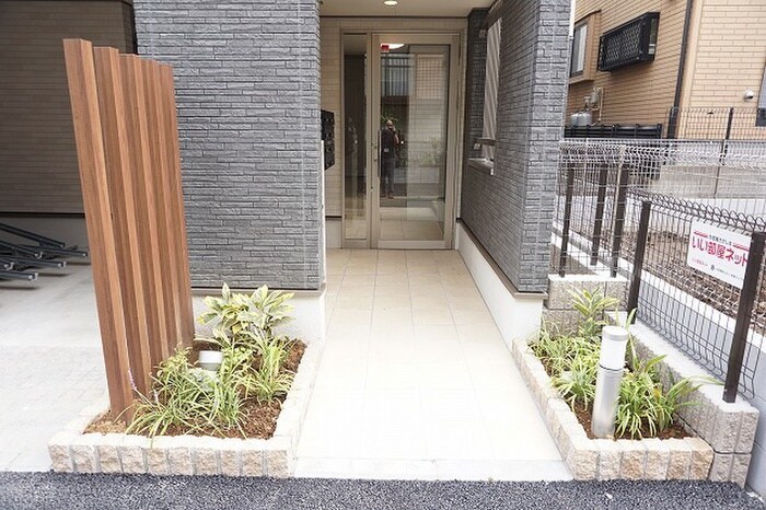 物件外観写真2　(エントランス部分)