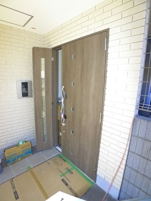 物件外観写真4　(エントランス部分)