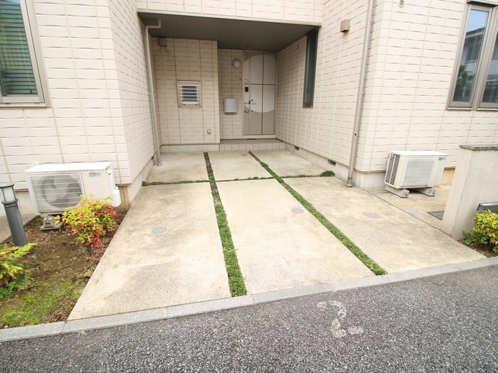 物件外観写真3　(駐車場)