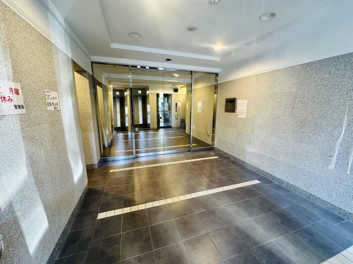 物件外観写真2　(エントランス部分)