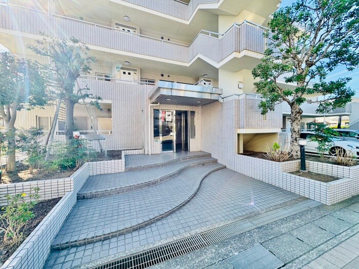 物件外観写真2　(エントランス部分)