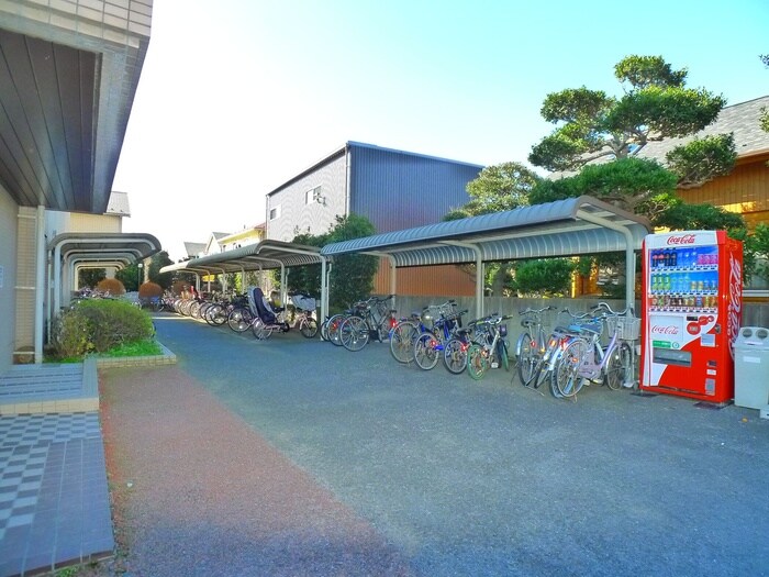 物件外観写真4　(駐輪場)