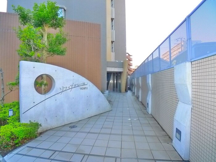 物件外観写真2　(エントランス部分)