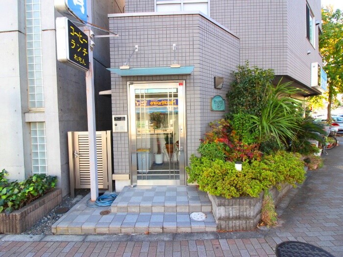 物件外観写真3　(エントランス部分)