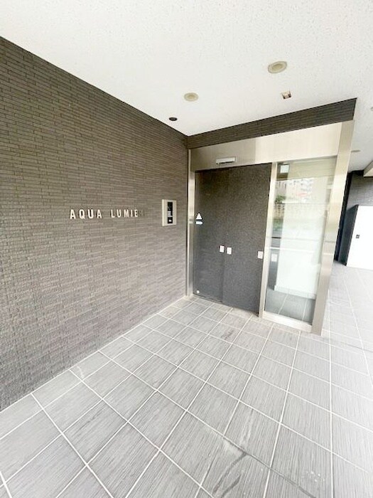 物件外観写真2　(エントランス部分)