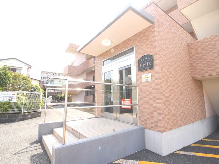 物件外観写真2　(エントランス部分)