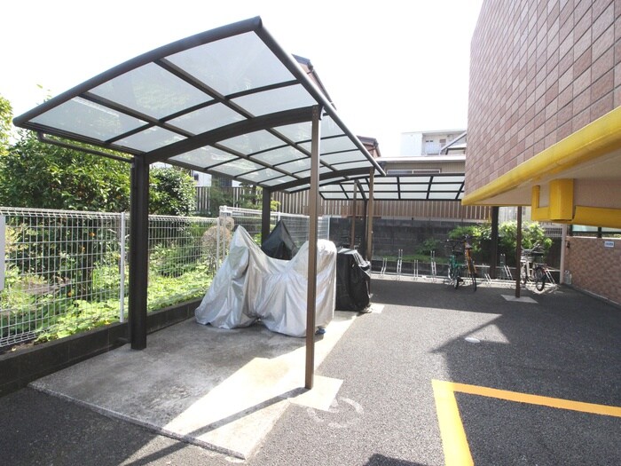 物件外観写真4　(バイク置き場)