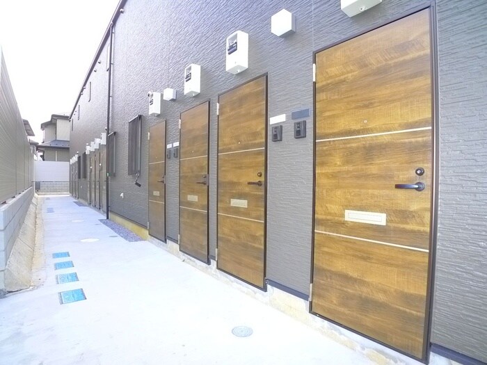 物件外観写真5　(エントランス部分)