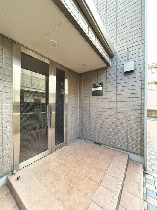 物件外観写真2　(エントランス部分)