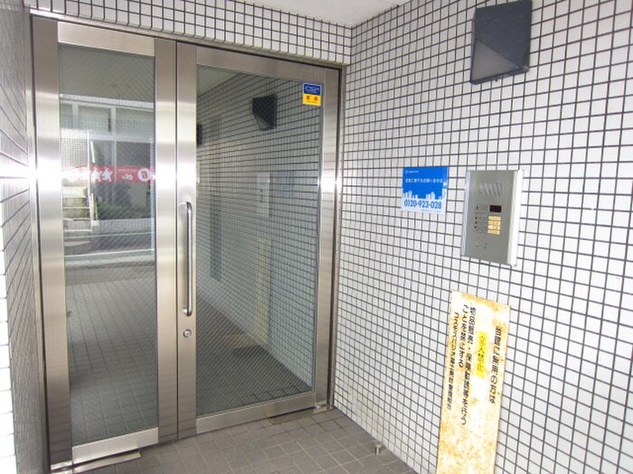 物件外観写真2　(エントランス部分)