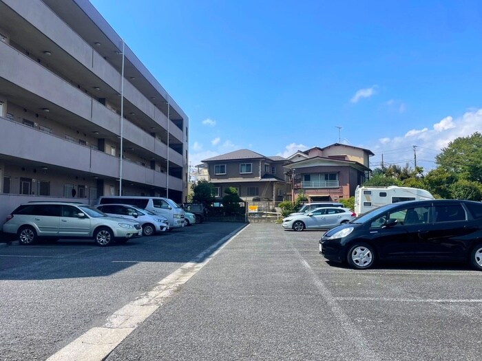 物件外観写真2　(駐車場)