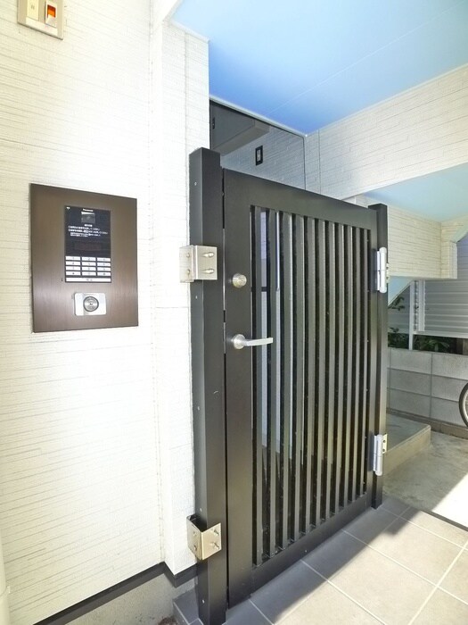 物件外観写真3　(エントランス部分)