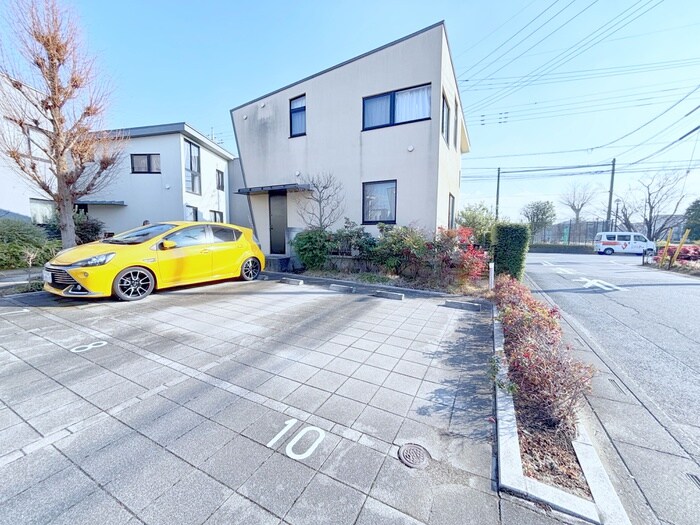 物件外観写真6　(駐車場)