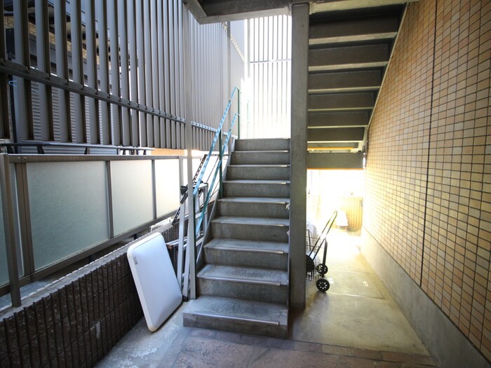 物件外観写真6　(エントランス部分)